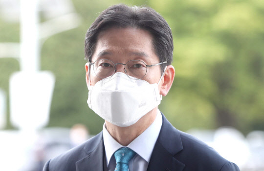 김경수 지사 출근  '드루킹 댓글 조작' 사건에 연루된 혐의로 기소된 김경수 경남지사가 대법원 선고일인 21일 경남도청으로 출근하며 취재진 질문에 답하고 있다. 연합